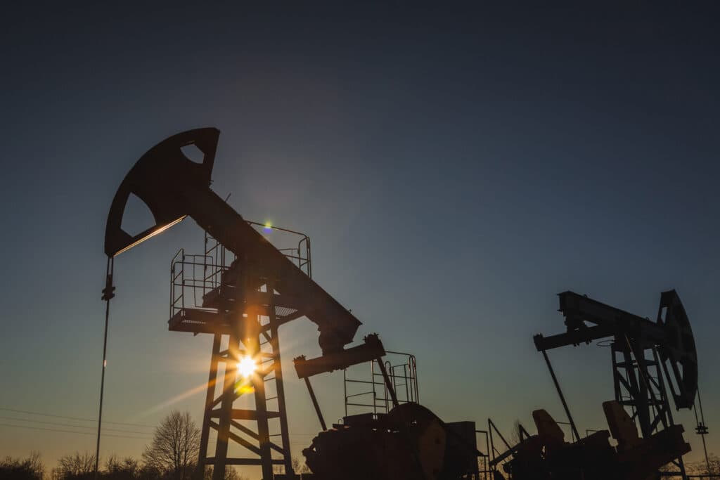 Oil falls amid ongoing Ukraine talks, ahead of expected US interest rate cut