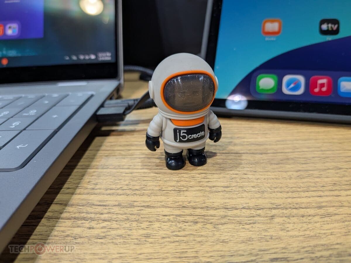 j5create Shows Docks with Built-In Displays, 8K 144 Hz Support, and AI Meeting Tools at CES 2026